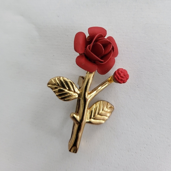 Jewelry - Vintage gold-tone metal red rose flower brooch pin.